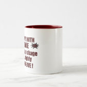 "'Behandeln Sie vorsichtig" Zweifarbige Tasse (Mittel)