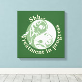 Behandlung in Progress, Scrolling Yin und Yang Leinwanddruck (Insitu (Holzboden))