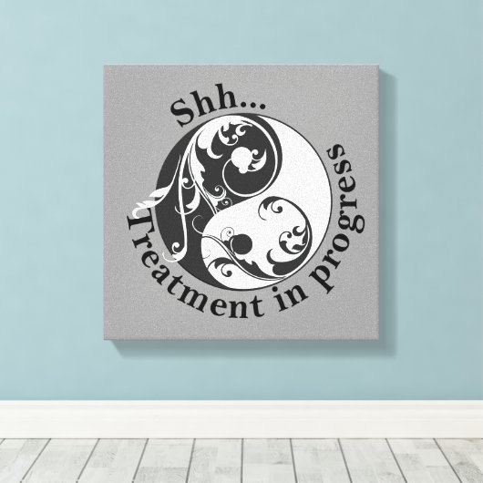 Behandlung in Progress, Scrolling Yin und Yang Leinwanddruck (Insitu (Holzboden))