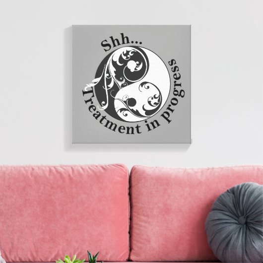 Behandlung in Progress, Scrolling Yin und Yang Leinwanddruck (Insitu (Wohnzimmer))