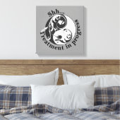 Behandlung in Progress, Scrolling Yin und Yang Leinwanddruck (Insitu (Schlafzimmer))