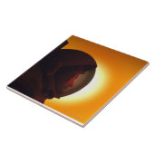 Behelmter Astronaut gegen den Sun Fliese (Seite)