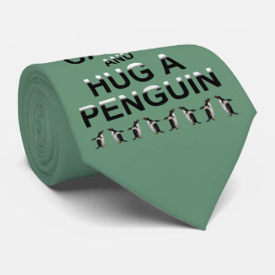 Behieltest von Ruhe und Umarmung einer Penguin-Kra Krawatte