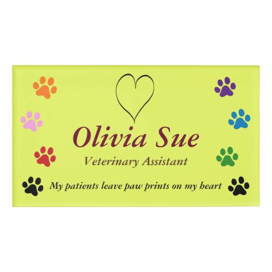 Behilfliche Veterinärtatze druckt auf meinem Namenschild (Vorderseite)