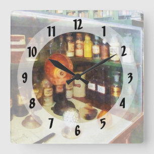 Behind the Counter at the Drugstore Quadratische Wanduhr
