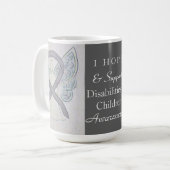 Behinderte in der Tasse des Kinderbewusstseins (Vorderseite Links)
