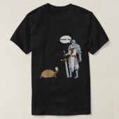 Behold Dog Funny Turtle trägt einen Priester Hat H T-Shirt (Design vorne)