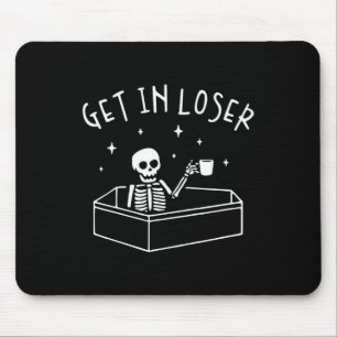 Bei den Särgern, die sich über das Skelett lustig  Mousepad