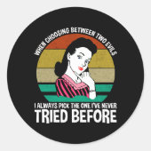 Bei der Auswahl zwischen zwei Evils Runder Aufkleber (Vorderseite)