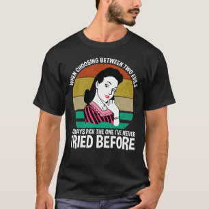 Bei der Auswahl zwischen zwei Evils T-Shirt