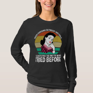 Bei der Auswahl zwischen zwei Evils T-Shirt