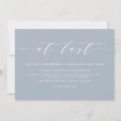 Bei der letzten Dusty Blue Minimalistisch Script H Einladung (Vorderseite)
