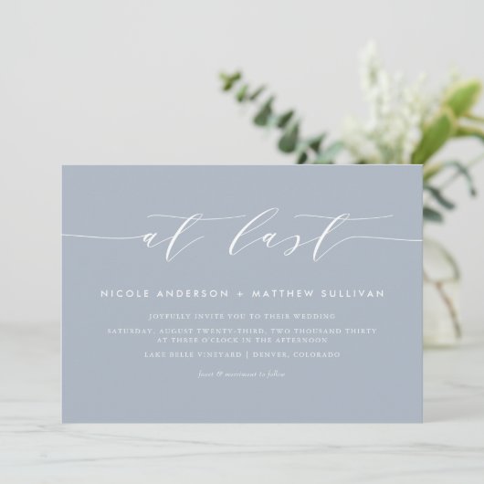 Bei der letzten Dusty Blue Minimalistisch Script H Einladung (Stehend Vorderseite)