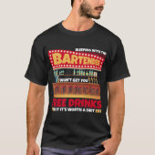 Bei einem Barkeeper genießen Sie kostenfreie Geträ T-Shirt (Vorderseite)