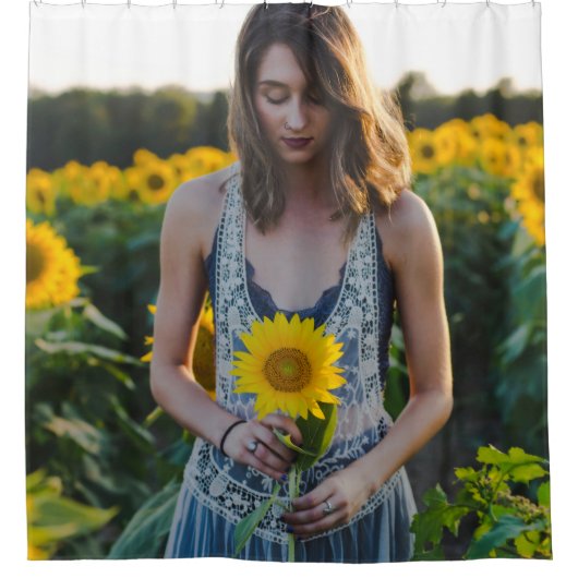 Bei Sonnenblumenfeld stehend Duschvorhang (Vorderseite)