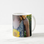 Bei Sonnenblumenfeld stehend Kaffeetasse (VorderseiteRechts)