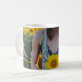 Bei Sonnenblumenfeld stehend Kaffeetasse (Vorderseite Links)