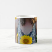 Bei Sonnenblumenfeld stehend Kaffeetasse (Mittel)