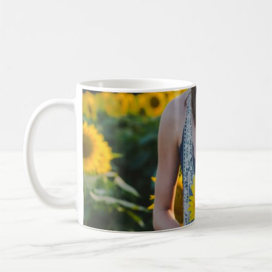 Bei Sonnenblumenfeld stehend Kaffeetasse (Links)