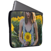 Bei Sonnenblumenfeld stehend Laptopschutzhülle (Vorne Rechts)