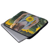 Bei Sonnenblumenfeld stehend Laptopschutzhülle (Vorne Knopf)