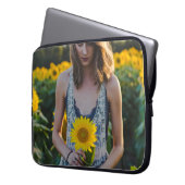 Bei Sonnenblumenfeld stehend Laptopschutzhülle (Vorderseite Links)
