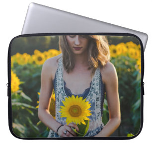 Bei Sonnenblumenfeld stehend Laptopschutzhülle