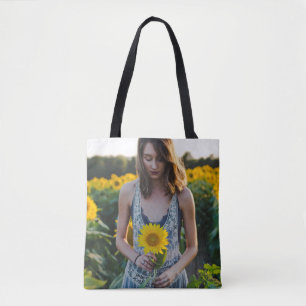 Bei Sonnenblumenfeld stehend Tasche