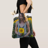 Bei Sonnenblumenfeld stehend Tasche (Von Nahem)