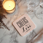 Beifall für Liebe Rosa und Schwarze Hochzeit Rechteckiger Pappuntersetzer<br><div class="desc">Die Coaster für den Hochzeitsdrink sind mit schwarzem Typografie-Design "Cheers to Liebe" ausgestattet. Pastellrot Rosa Hintergrundfarbe kann geändert werden,  um mit anderen Hochzeitsfarben zu koordinieren.</div>