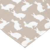 Beige And White Bunnies Modern Neutral Easter Tischdecke (Schrägansicht)