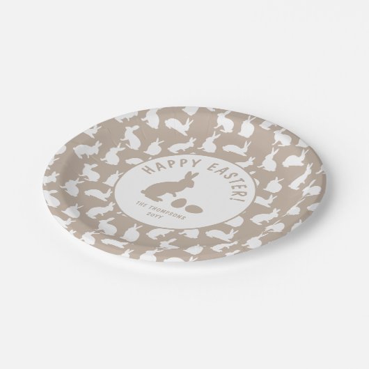 Beige And White Bunny Pattern Happy Easter Pappteller (Schrägansicht)