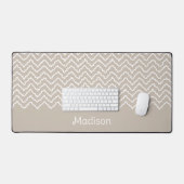 Beige And White Squiggly Chevron Zigzag Pattern Schreibtischunterlage (Tastatur & Maus)