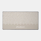 Beige And White Squiggly Chevron Zigzag Pattern Schreibtischunterlage (Vorderseite)