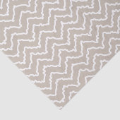 Beige And White Squiggly Chevron Zigzag Pattern Seidenpapier (Ausschnitt)