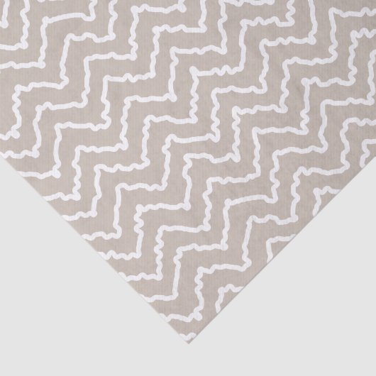 Beige And White Squiggly Chevron Zigzag Pattern Seidenpapier (Ausschnitt)