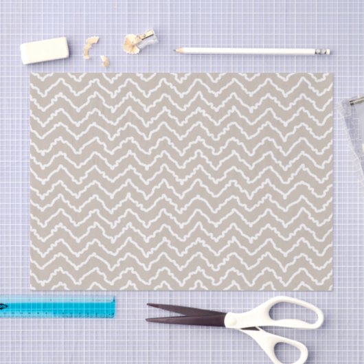Beige And White Squiggly Chevron Zigzag Pattern Seidenpapier (Handwerk)
