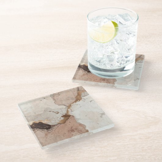 Beige and White Stone Marble Effect Glasuntersetzer (Schrägansicht)