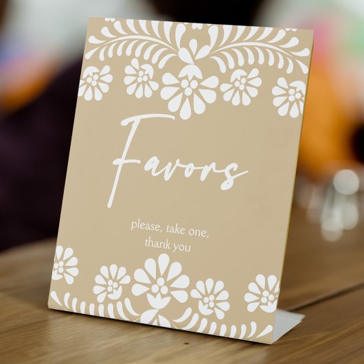 Beige Babydusche in Cielito lindo mit bevorzugtem Sockelschild