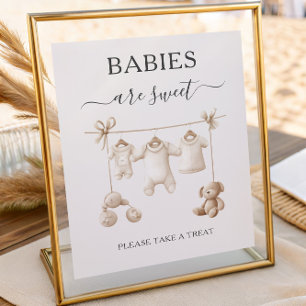 Beige Babykleidung und Spielzeug Babys sind süß Poster