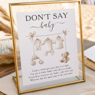 Beige Babykleidung und Spielzeug - Schild "Don't s