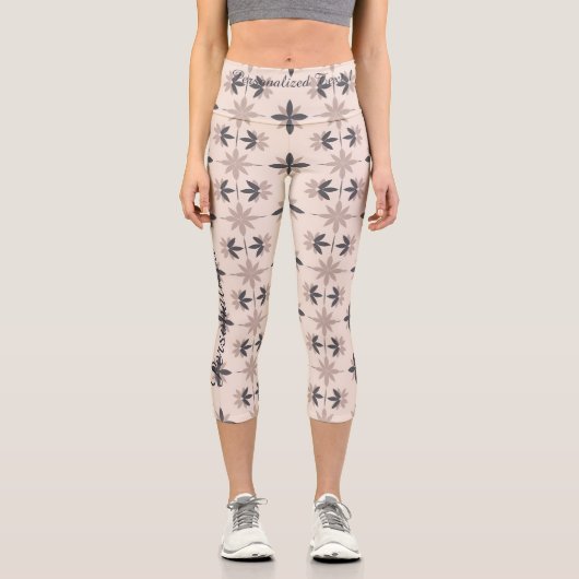 Beige Blumenmuster mit benutzerdefiniertem Text un Capri Leggings (Vorderseite)