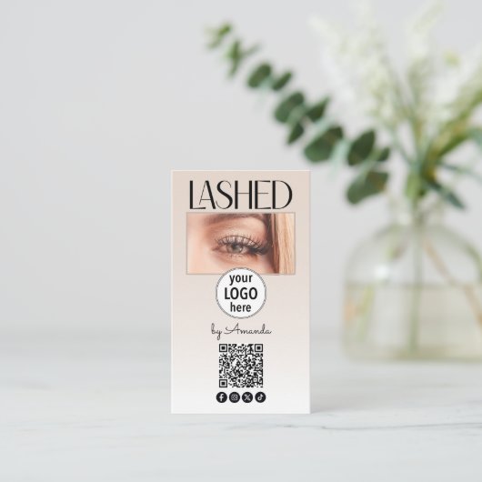 Beige Blush Lashed Logo QR Code Social Visitenkarte (Stehend Vorderseite)