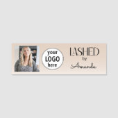 Beige Blush Lashed Minimal Logo Photo Namensschild (Vorderseite)