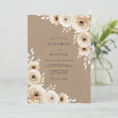 Beige Blüten-Rustical-Hochzeit Einladung (Stehend Vorderseite)