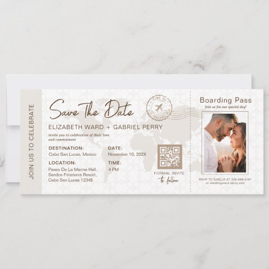 Beige Boarding Pass Hochzeit in Urlaubsort QR-Code Einladung (Vorderseite)