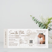 Beige Boarding Pass Hochzeit in Urlaubsort Qr Code Einladung (Stehend Vorderseite)