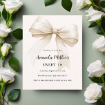 Beige Bogen elegant Sweet 16 Einladung<br><div class="desc">Ein zartes beige,  cremefarbenes Dekor,  das mit einem großen Bogen geschmückt ist. Personalisieren und fügen Sie einen Namen und Party-Details hinzu. 1 Blatt = 1 Einladung mit Druckkante bis Kante.</div>