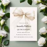 Beige Bogen elegante Quinceanera Einladung<br><div class="desc">Ein zartes beige,  cremefarbenes Dekor,  das mit einem großen Bogen geschmückt ist. Personalisieren und fügen Sie einen Namen und Party-Details hinzu. 1 Blatt = 1 Einladung mit Druckkante bis Kante.</div>