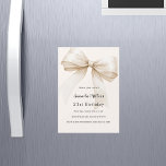 Beige Bogen eleganter Luxus Geburtstag Magneteinladung<br><div class="desc">Ein zartes beige,  cremefarbenes Dekor,  das mit einem großen Bogen geschmückt ist. Personalisieren und fügen Sie einen Namen und Party-Details hinzu.</div>